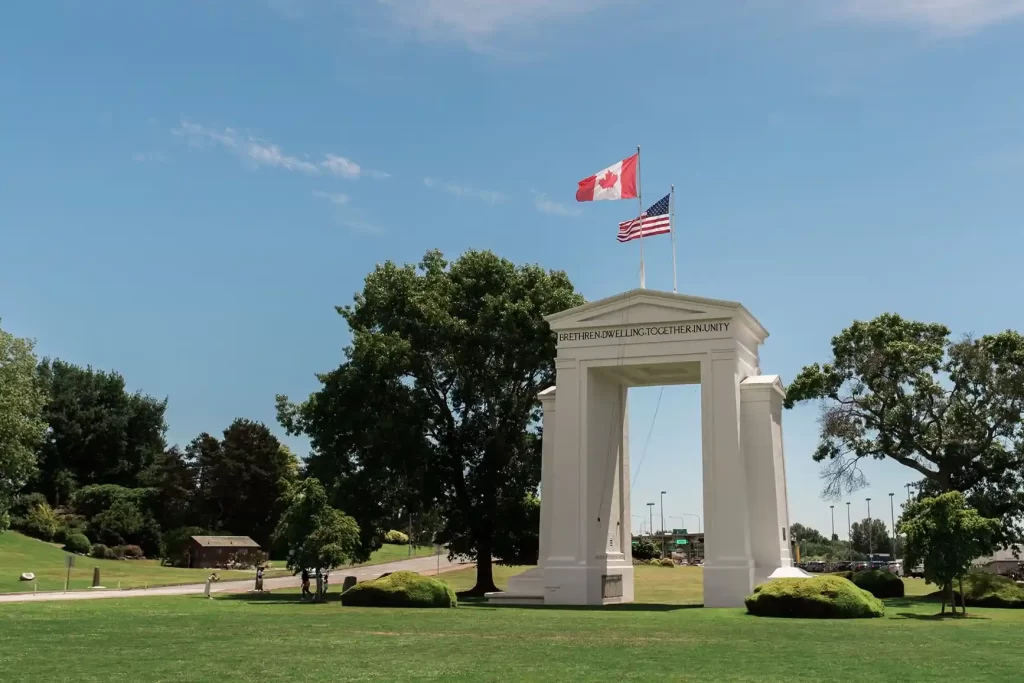 پارک طاق صلح (Peace Arch Park)؛‌ مرز کانادا و امریکا در شهر سوری