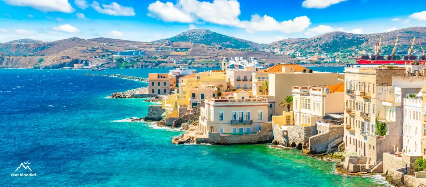 خرید ملک در یونان برای اقامت اروپا - نمایی از خانه‌های ساحلی در یونان با چشم‌انداز دریای مدیترانه